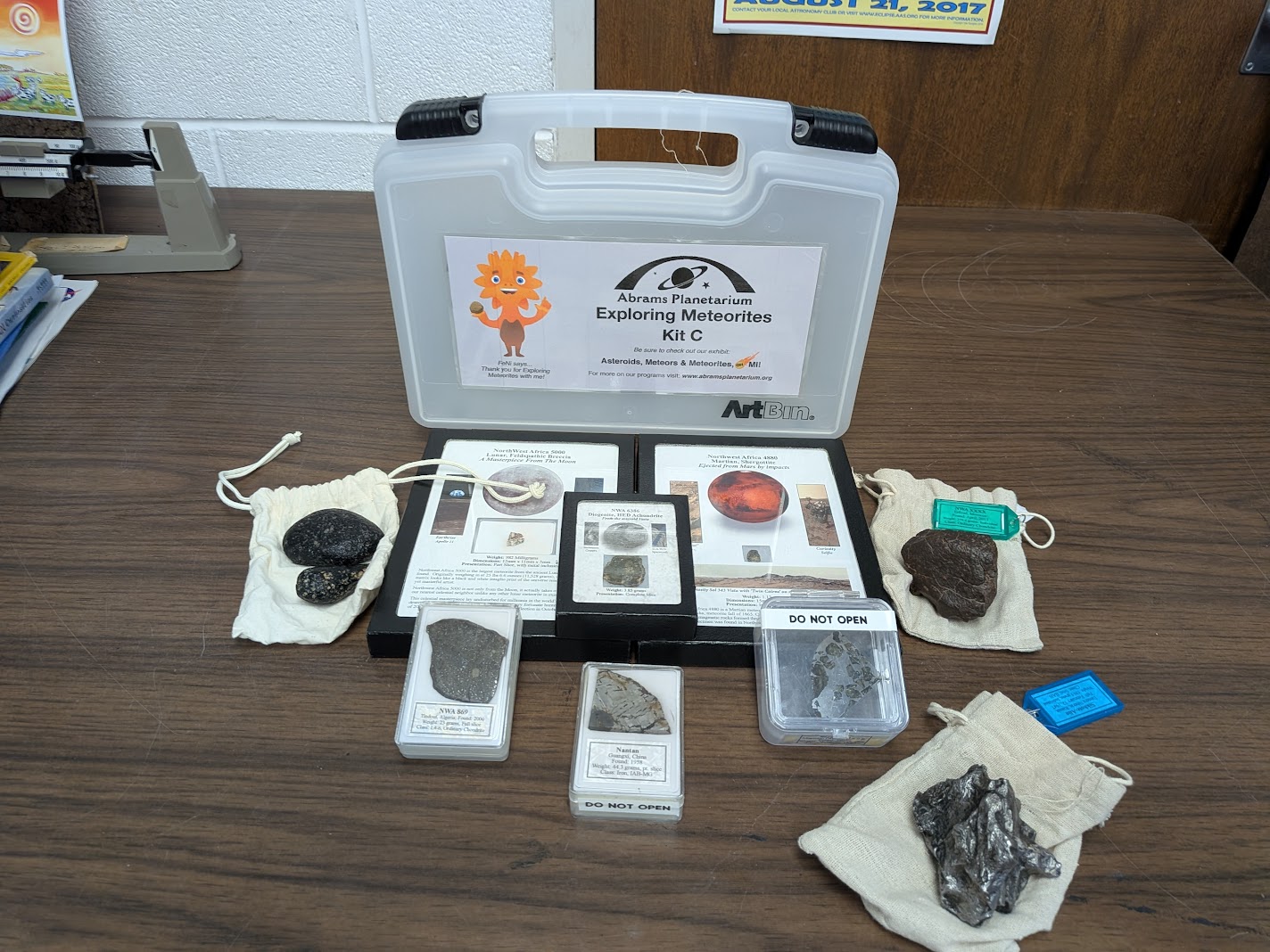 Shows various meteorites and related rocks seen in a meteorite kit